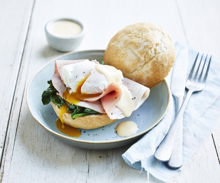 Broodje met benedict-eitje met gekookte ham