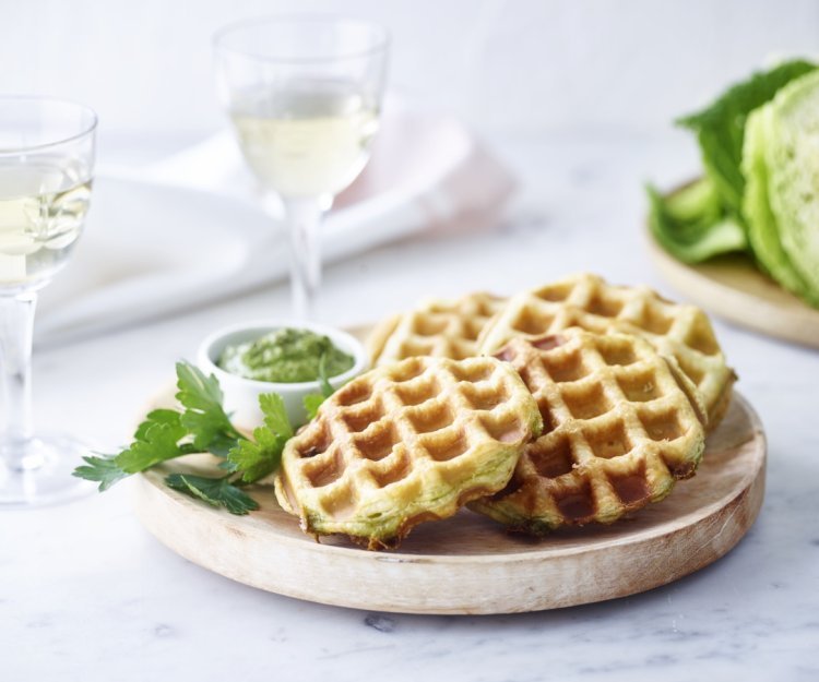 Gaufre feuilletée au fromage et pesto au chou vert