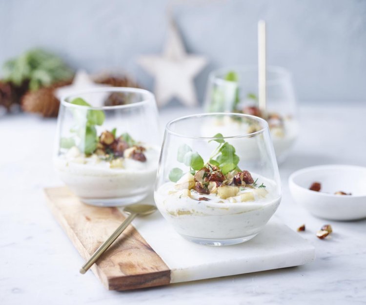 Mousse de fromage bleu, poires caramélisées et crunch de noix Mousse de fromage bleu, poires caramélisées et crunch de noix