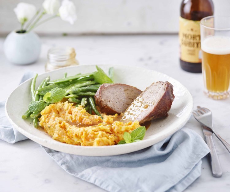 Oiseaux sans tête et sauce à la bière, purée de carottes et salade de haricots