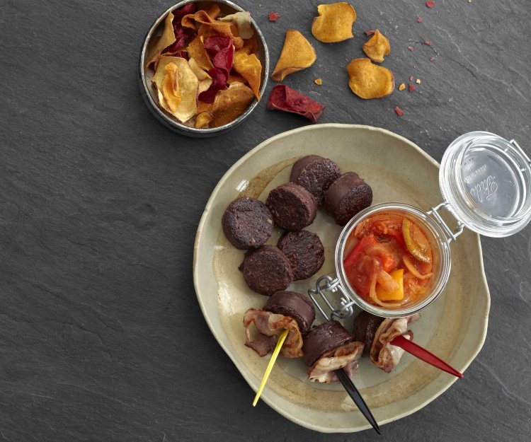 Boudin noir et lard en brochettes, chutney de tomates Boudin noir et lard en brochettes, chutney de tomates