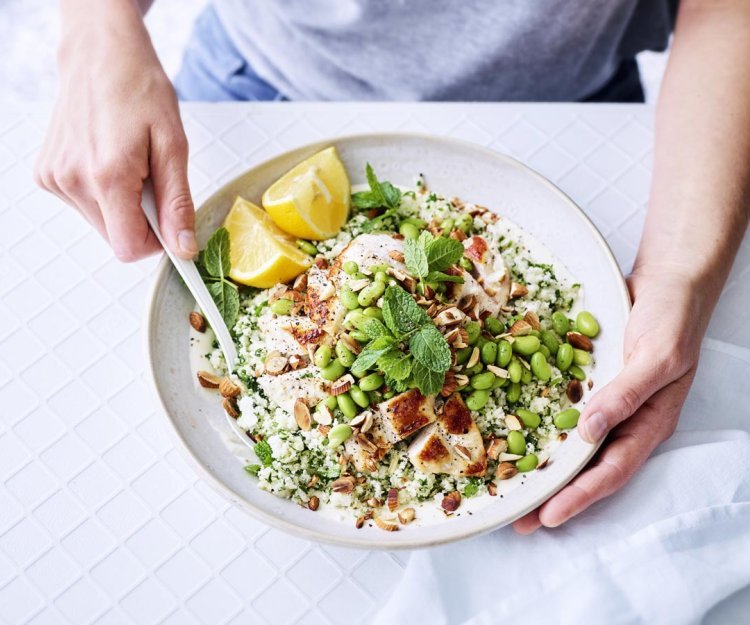 Riz de chou-fleur au filet de poulet et aux légumes verts