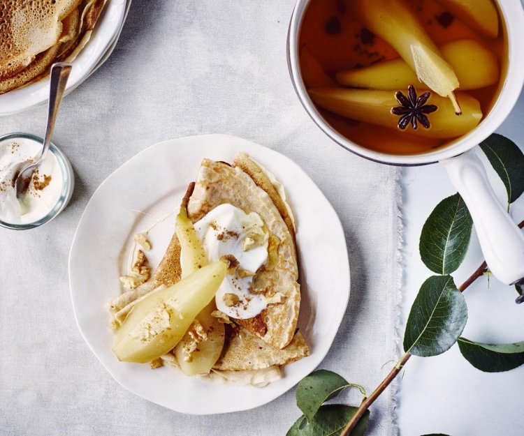 Crêpes de sarrasin à la poire pochée et au fromage blanc