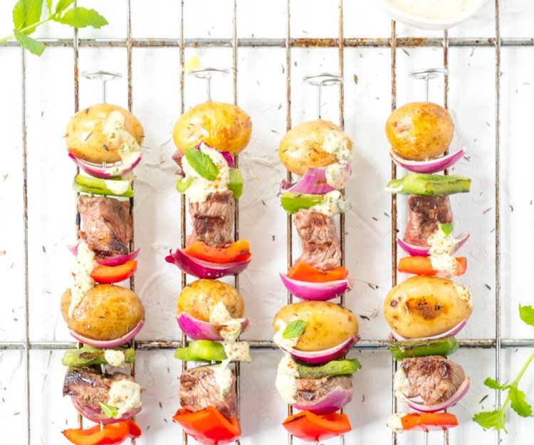 Brochettes de steak et grenailles, sauce à la menthe Brochettes de steak et grenailles, sauce à la menthe