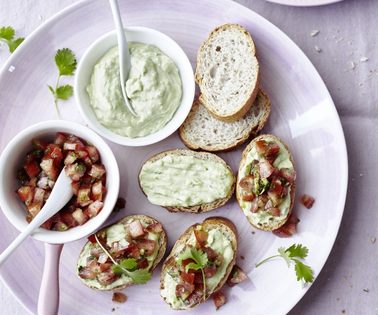 Bruschetta à la tomate et coriandre et sauce au yaourt et à l’avocat