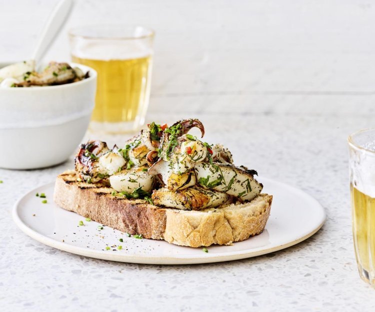 Bruschetta à la seiche marinée