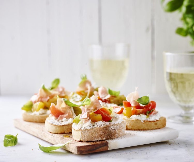 Bruschetta au chèvre et au jambon fumé