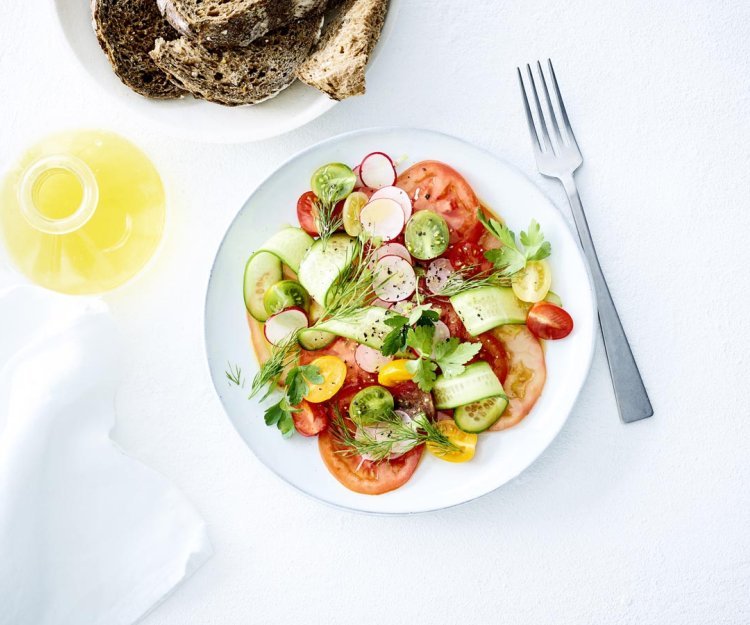 Carpaccio de tomates belges aux mini-concombres et radis