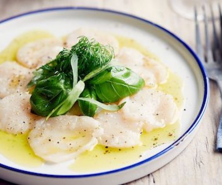 Carpaccio de Saint-Jacques, huile aux herbes et salade de fines herbes Carpaccio de Saint-Jacques, huile aux herbes et salade de fines herbes