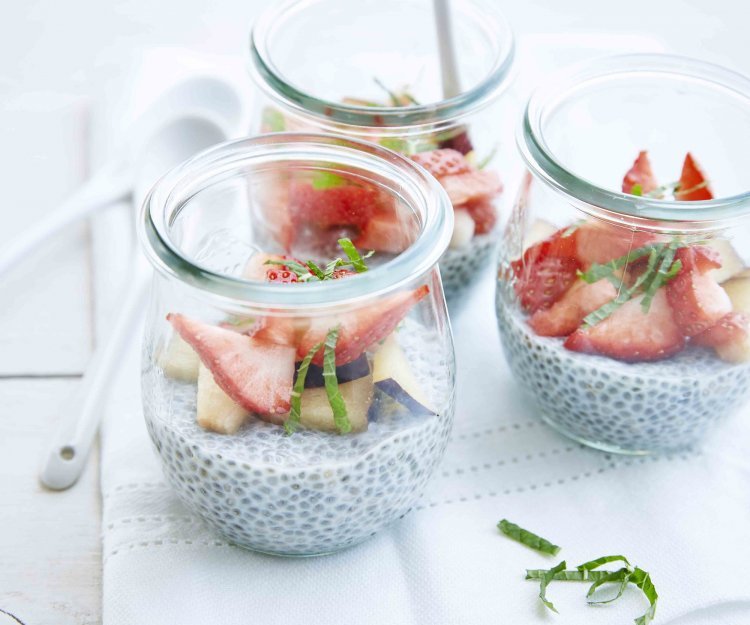 Pudding aux graines de chia, prunes et fraises Pudding aux graines de chia, prunes et fraises
