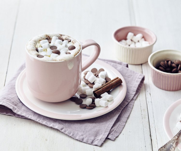 Au Bureau - Chocolat chaud et mini marshmallow. Perfect combo. Disponible  jusqu'au 25 février !
