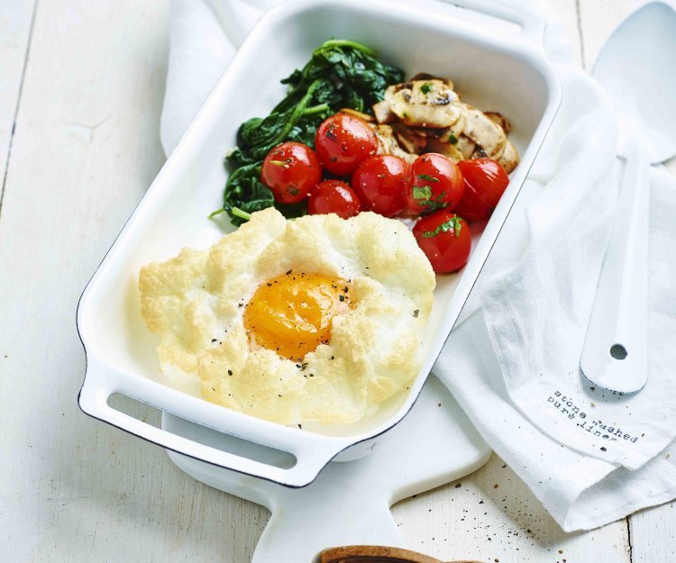 Cloud eggs, épinards sautés, tomates et champignons Cloud eggs, épinards sautés, tomates et champignons