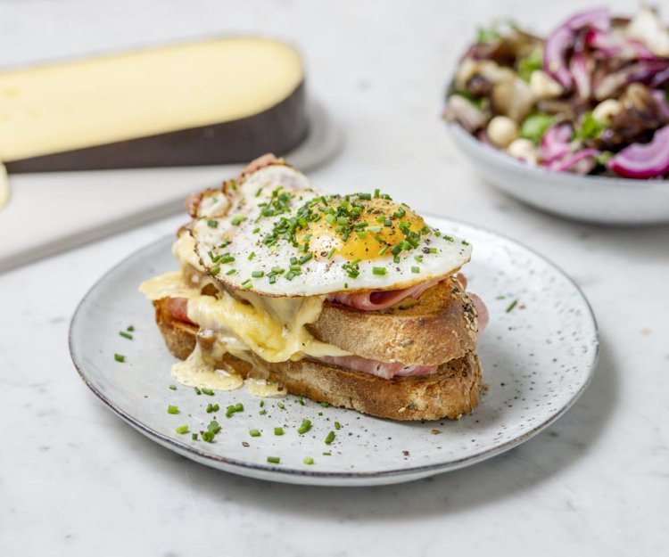 Croque madame au Nazareth Classic et radicchio grillé