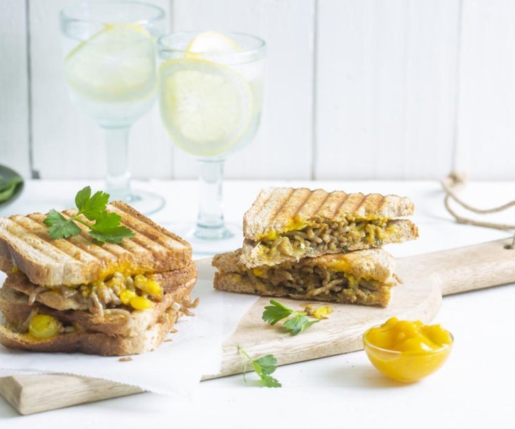 Croque au haché, pickles belges et herbes aromatiques Croque au haché, pickles belges et herbes aromatiques
