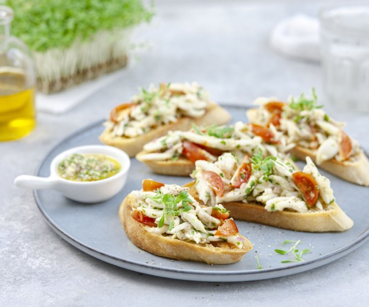 Crostini met rogtartaar en sjalotdressing Crostini met rogtartaar en sjalotdressing