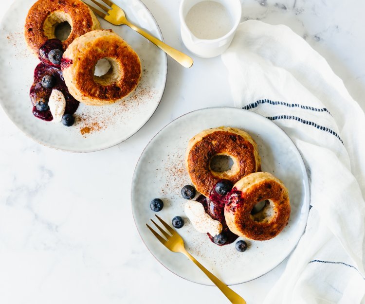 Donuts aux myrtilles et à la crème épaisse