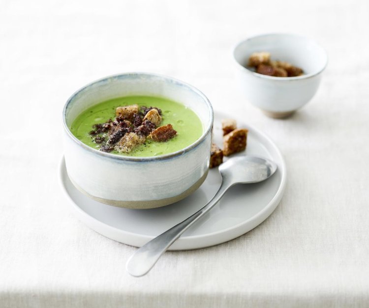 Soupe aux pois et au crumble de boudin noir