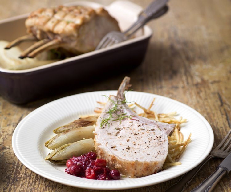Carré de porc festive aux canneberges, chicons et pommes de paille Carré de porc festive aux canneberges, chicons et pommes de paille