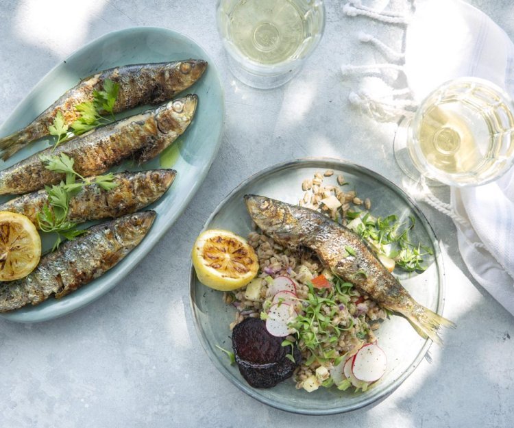 Salade fraîche d’épeautre aux pommes, betteraves rouges et hareng grillé