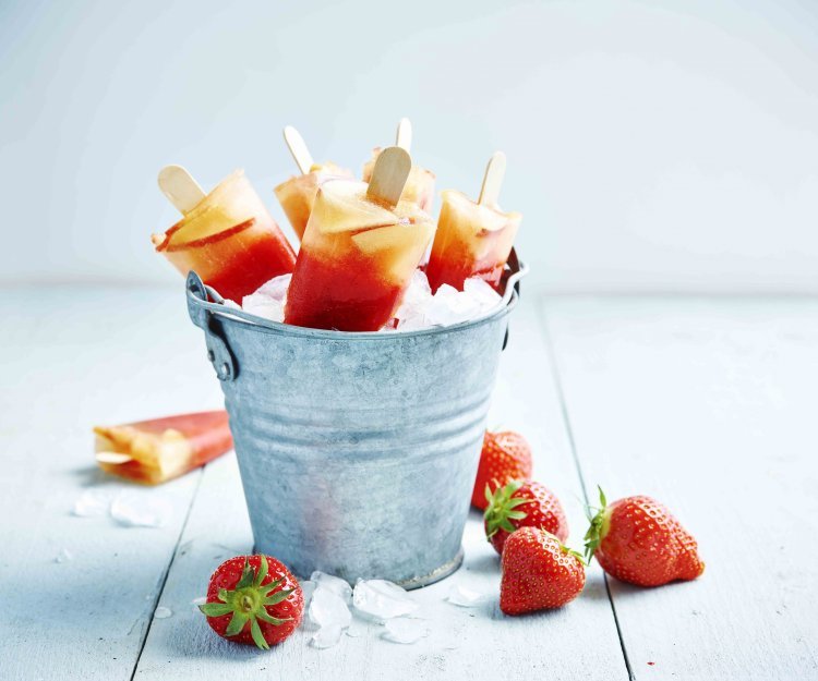 Glace à l'eau aux fraises et à la pomme Glace à l'eau aux fraises et à la pomme