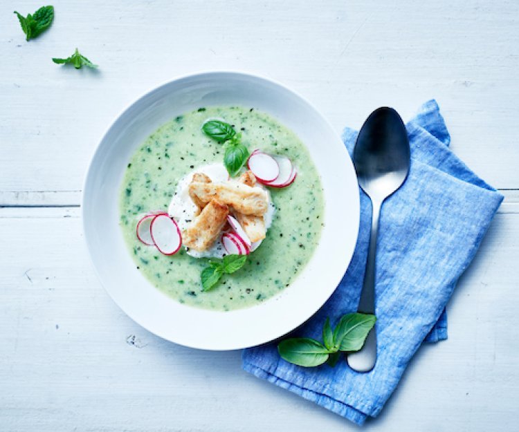 Gazpacho, tongscharreepjes en appel-selderslaatje Gazpacho, tongscharreepjes en appel-selderslaatje