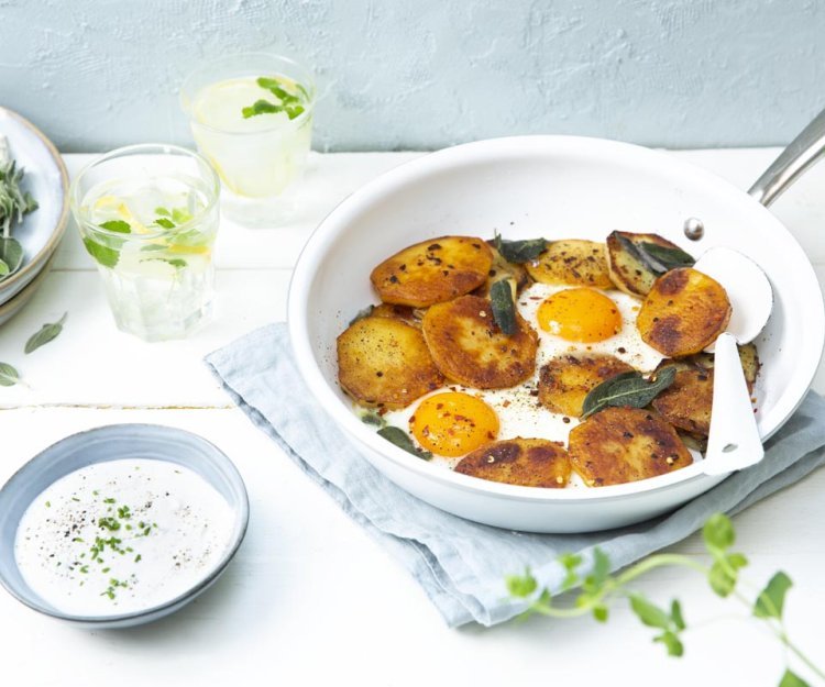 Pommes de terre rissolées à la sauge et œufs sur le plat