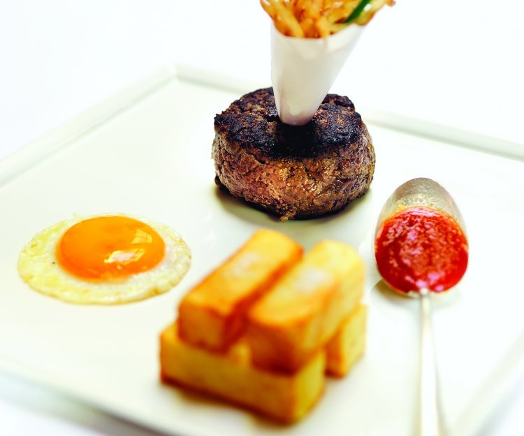 Burger de bœuf « Jockey Club » avec des pommes pont-neuf, un œuf sur le plat et du ketchup maison