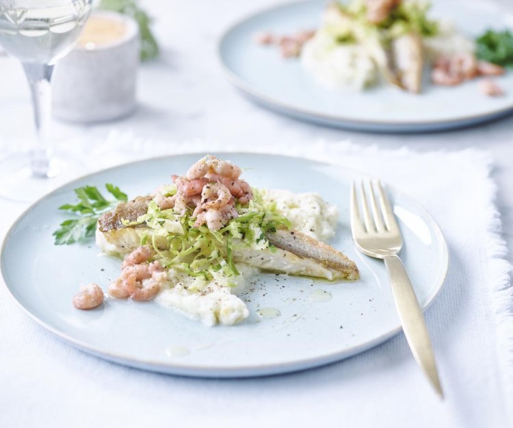 Rouget et crevettes grises, purée de chou-fleur et salade de choux de Bruxelles Rouget et crevettes grises, purée de chou-fleur et salade de choux de Bruxelles