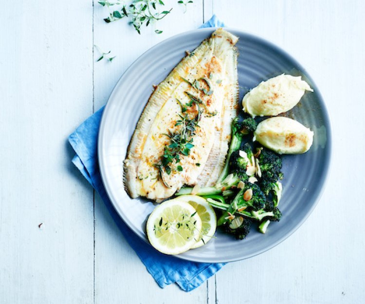Gebakken tongschar met broccoli en amandel-knoflook schilfers Gebakken tongschar met broccoli en amandel-knoflook schilfers