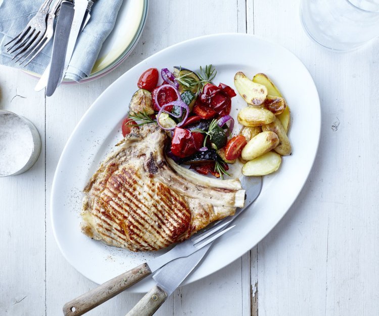 Côtelette de veau grillée accompagnée de légumes grillés et de petites pommes de terre