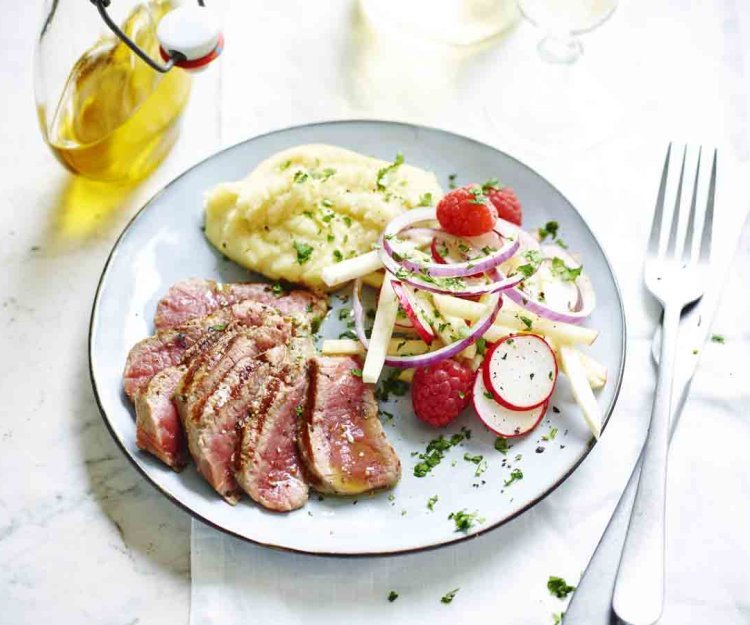 Filet d’agneau grillé et salade de pomme, céleri-rave et radis Filet d’agneau grillé et salade de pomme, céleri-rave et radis