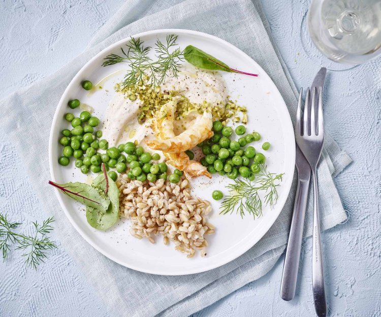 Langoustines grillées au fromage blanc, épeautre et petits pois