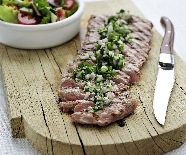 Entrecôte grillée à la minute et salsa aux échalotes et herbes