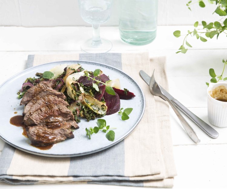 Steak grillé et salade chaude de betteraves rouges et chicons Steak grillé et salade chaude de betteraves rouges et chicons