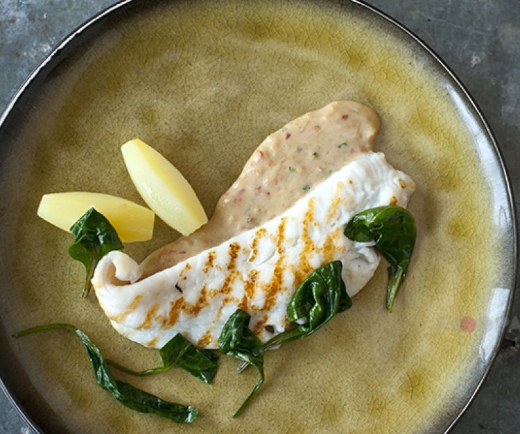 Limande grillée aux épinards et béarnaise avec tourteau