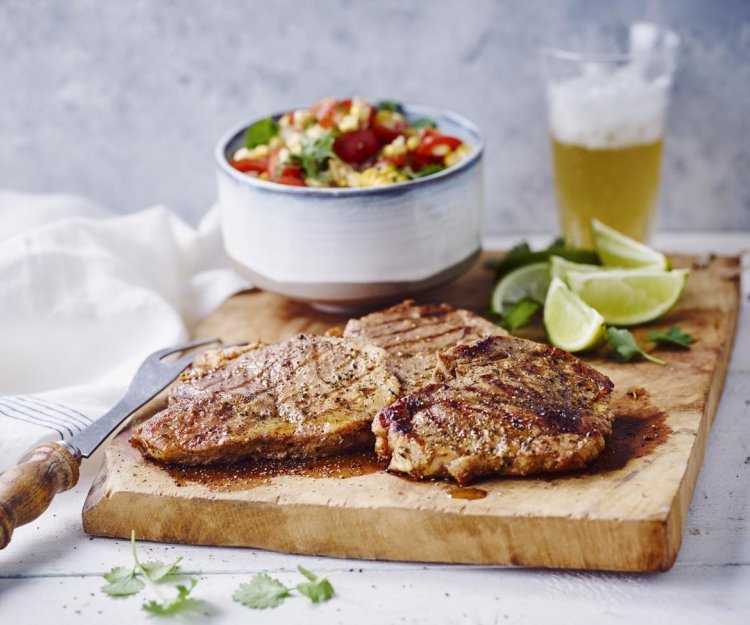 Épaule de porc grillée, salsa de tomates et maïs Épaule de porc grillée, salsa de tomates et maïs