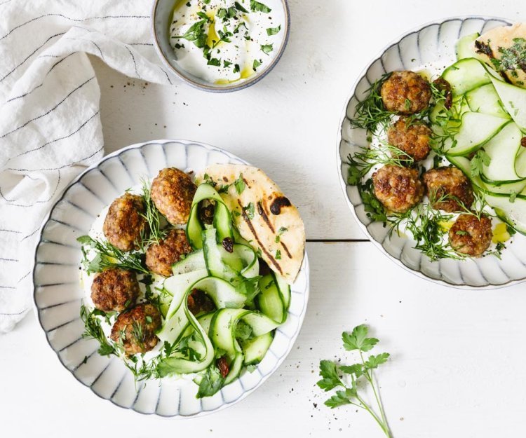 Boulettes d’agneau haché, salade de concombre, yaourt et pain plat