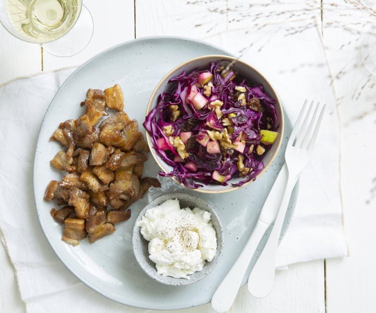 Buikspek met geitenkaas en een salade van rode kool 