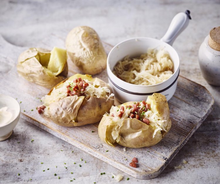 Pommes de terre farcies à la choucroute et saucisse fumée