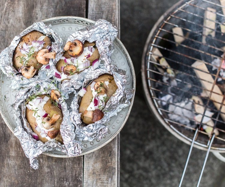 Pommes de terre farcies aux champignons, crème et fromage aromatisés