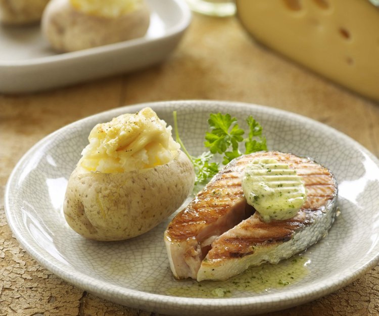 Darne de saumon grillée, beurre aux herbes, pomme de terre des Polders farcies au fromage Nazareth Light Darne de saumon grillée, beurre aux herbes, pomme de terre des Polders farcies au fromage Nazareth Light
