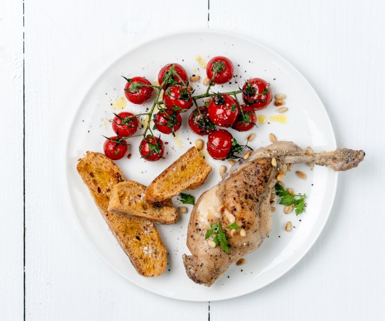 Lapin en cocotte au vin blanc et aux tomates cerises épicées