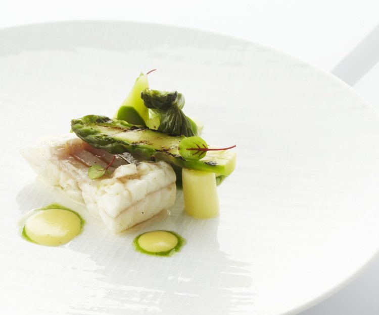 Loup de mer vapeur, asperges vertes, mousseline de bière et huile de persil