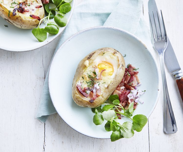 Pommes de terre en chemise farcies à l'œuf, au fromage et aux lardons