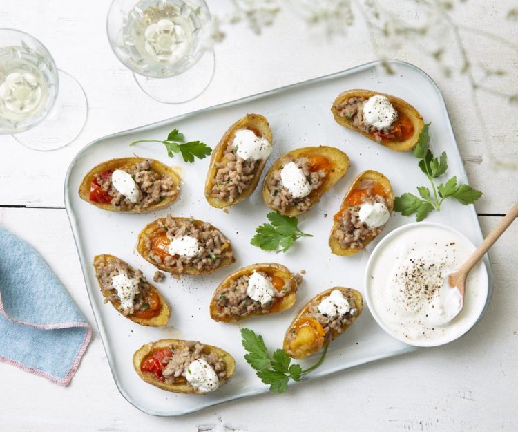 Pomme de terre farcie au hachis de porc épicé et salsa de tomates Pomme de terre farcie au hachis de porc épicé et salsa de tomates
