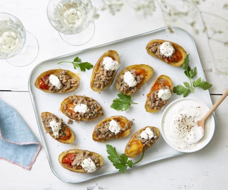 Pomme de terre farcie au hachis de porc épicé et salsa de tomates