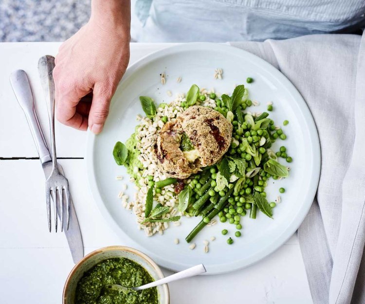 Boulettes farcies au fromage et au pesto, salade d’orge verte et crème de petits pois Boulettes farcies au fromage et au pesto, salade d’orge verte et crème de petits pois