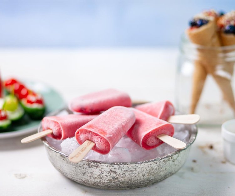 Glaces au yaourt, fraises et groseilles Glaces au yaourt, fraises et groseilles
