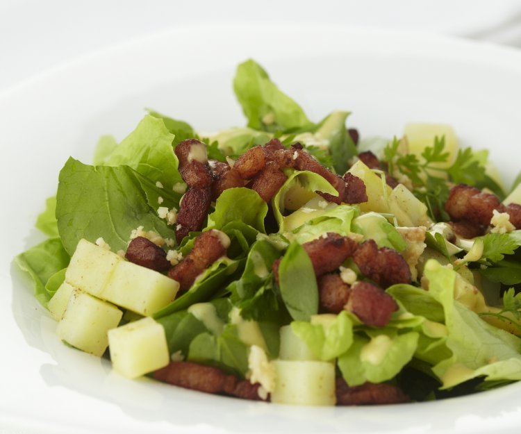 Salade verte avec pommes de terre et petits lardons
