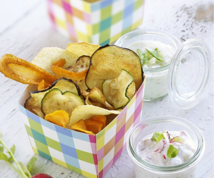 Chips de légumes et dips printaniers